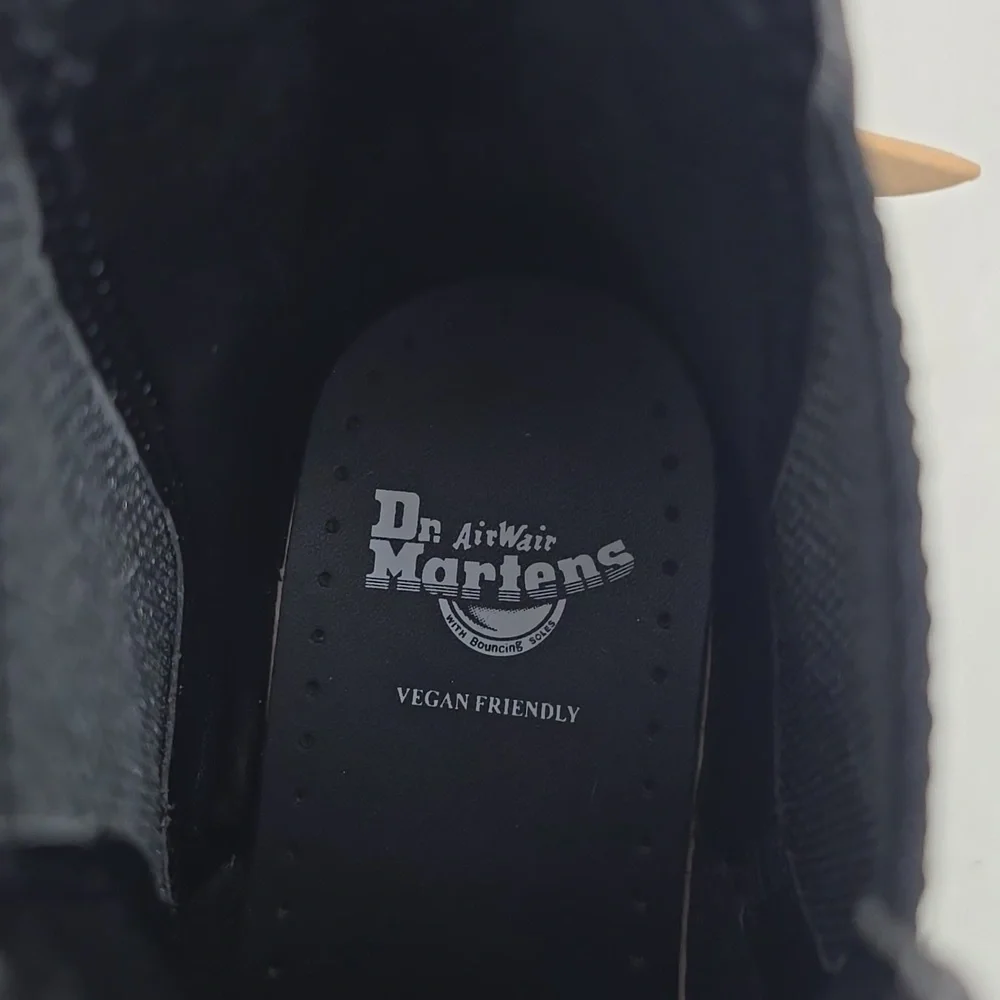 NWT Dr Martens Vegan 2976 Chelsea Boots - Picture 14 of 14